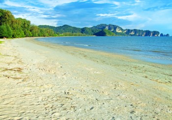 หาดนพรัตน์ธารา ชายทะเลน่าเที่ยวของกระบี่